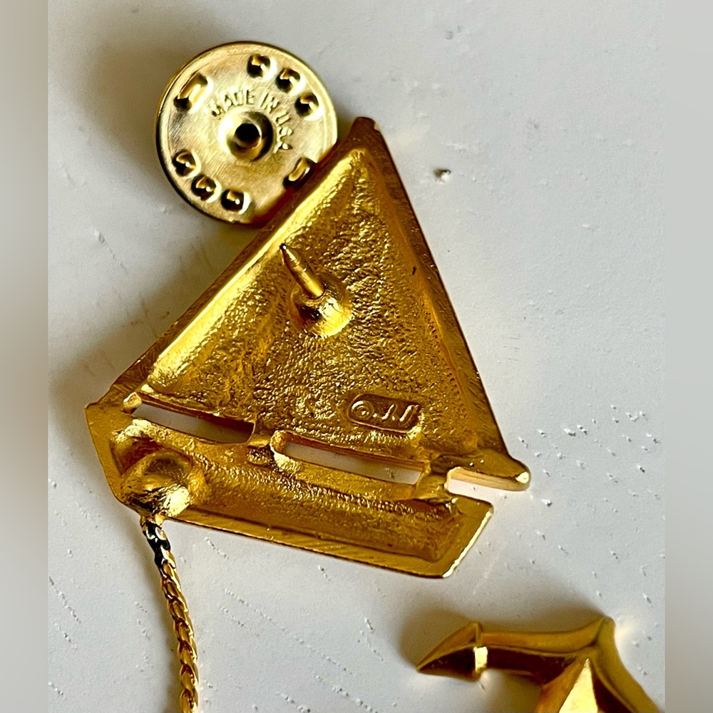 JJ Jonette Vintage Gold Sailboat Anchor Dangle Brooch Pin Nautical Coastal Chic - Picture 7 of 9